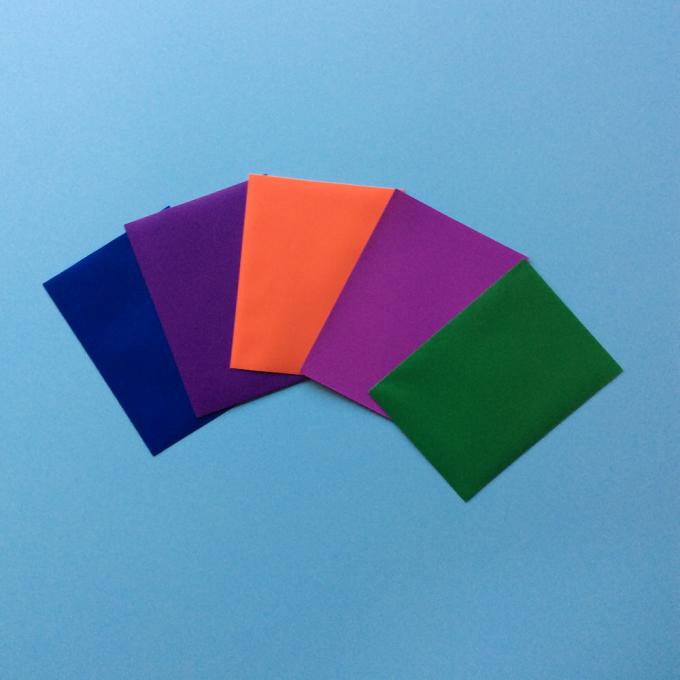 A parte dianteira colorida de alta qualidade personalizada PP claros para trás colore as luvas plásticas pequenas geadas do cartão